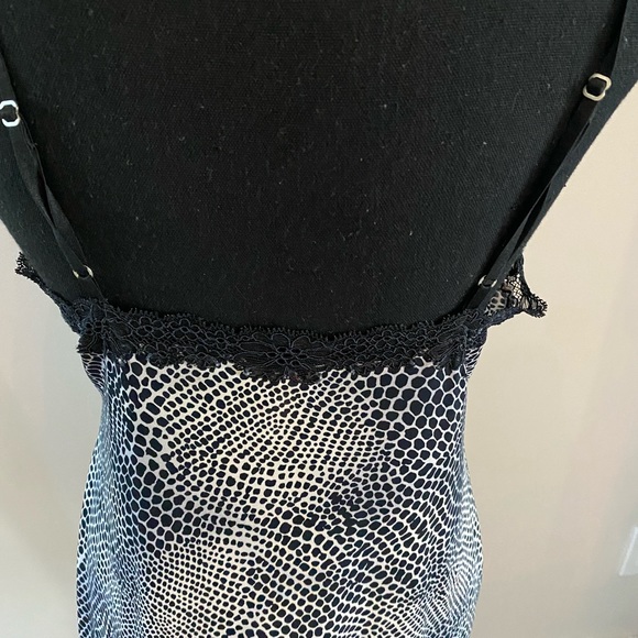 Black and white silky night gown. - Picture 4 of 6